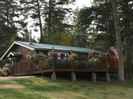 Cabin near Flathead Lake is walking distance to food, shopping and lake view. Отели в г. Лейксайд