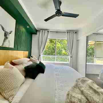 Luxury TROPICAL 2 bedroom apartment in resort 4 pools - 5 mins to CBD/airport Rooms