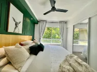 Luxury TROPICAL 2 bedroom apartment in resort 4 pools - 5 mins to CBD/airport