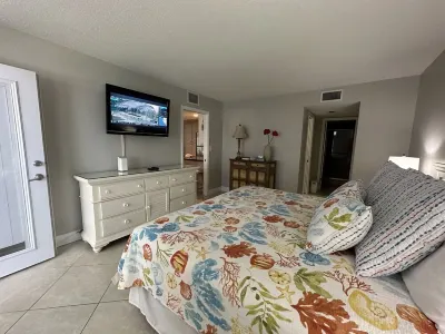 Island Time 504 Siesta Key Beach located Sarasota Surf & Racquet Club