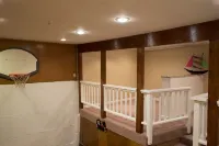 Large retreat house in a quiet cul de sac!