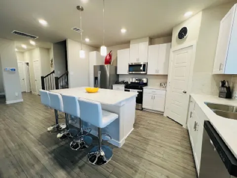 Home sweet home with 4 bedrooms/2.5 baths and 8 beds. Hotels near George Bush Park