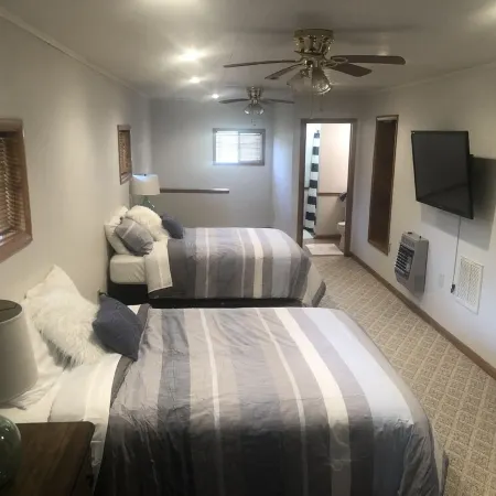 Great retreat!  Close to lake and marina