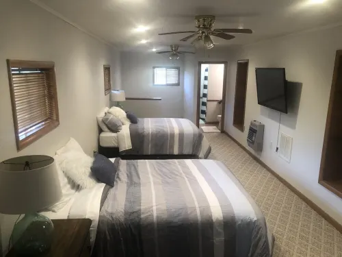 Great retreat!  Close to lake and marina