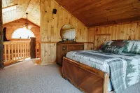 3 BR Black Bear Lodge on Pine Creek w/ Hot Tub