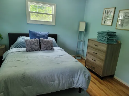 Go Blue! Bright home with large fenced in yard! 3m to Penn State. Free Breakfast