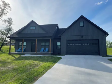 New Quiet Retreat-Distilleries, Hot Tub Shaker Village, Herrington Lake