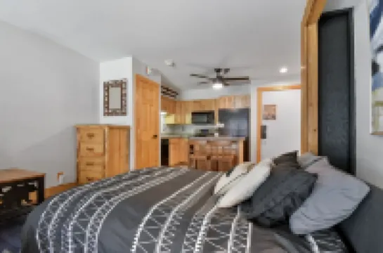 TRUE SKI IN / SKI OUT, POOL, HOT TUB, GYM, TENNIS COURTS, CLOSE TO DOWNTOWN