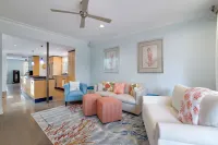 421 Irie: Simply Charming 2 Story COTTAGE!! Private Pool!! 1 Off Street Parking!