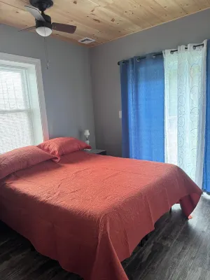 Charming single family Cottage w fenced in yard, pet friendly, fenced yard 링컨 호텔