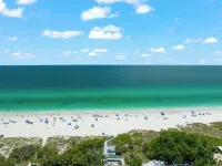 Beautiful Nokomis Beach Cottage. Walk to Beach w/Tranquil & Private Patio