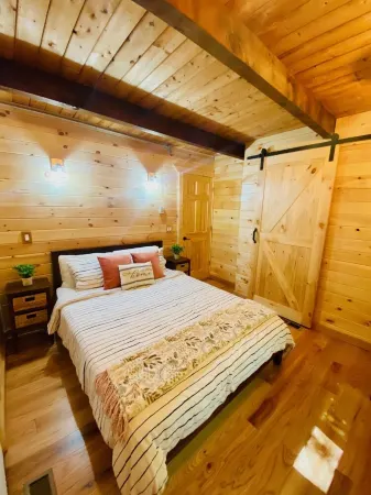 Hideout Home With 2 Minutes To Pool/ Beach and Ski Lift