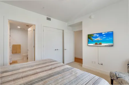 Waterfront Relaxation - Modern Comfortable Condo Отели рядом с достопримечательностью «Ринглингский колледж изобразительных искусств и дизайна»