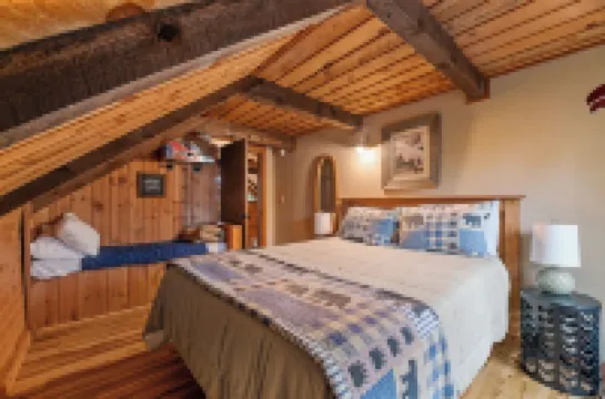 Circle J Lodge, Relaxing pet friendly cabin at Terry Peak with new hot tub!