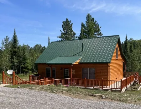 Riverfront Cabin : The Cozy Brown Trout Lodge