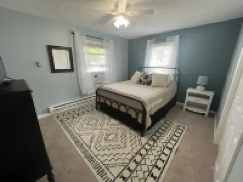 Avon Lake Updated 2 Bedroom Cottage near Lake Erie on Very Quite Wooded Street 埃文萊克酒店