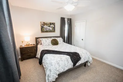 Cool, Trendy house in Dodge City! The Painted Cow Các khách sạn gần Kansas Teachers Hall of Fame