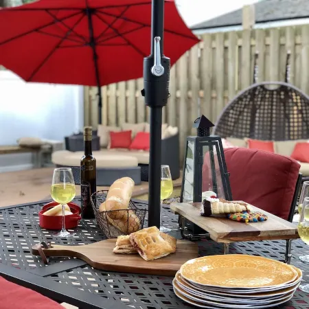 Perfect Summer backyard, Steps to Beach, Bikes, boogie-board, bunk beds, Grill