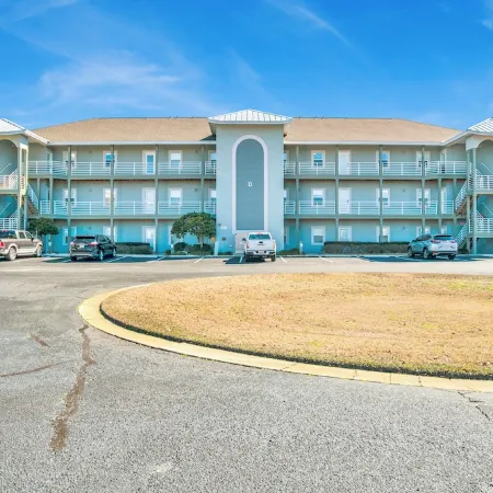 304-D Across from the Beach and dining and entertainment. Elevator
