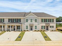 Charming 2-bedroom townhome with WiFi, minutes from Auburn University's campus