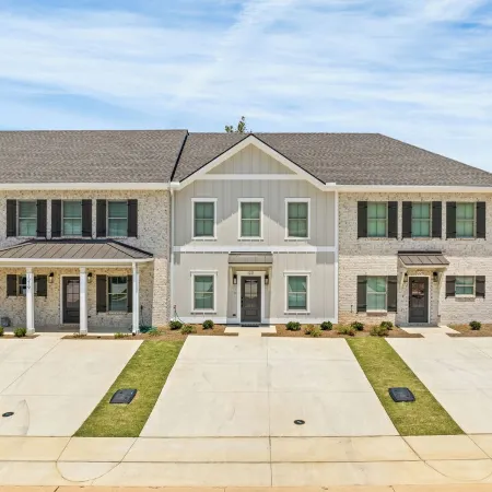 Charming 2-bedroom townhome with WiFi, minutes from Auburn University's campus