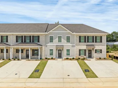 Charming 2-bedroom townhome with WiFi, minutes from Auburn University's campus