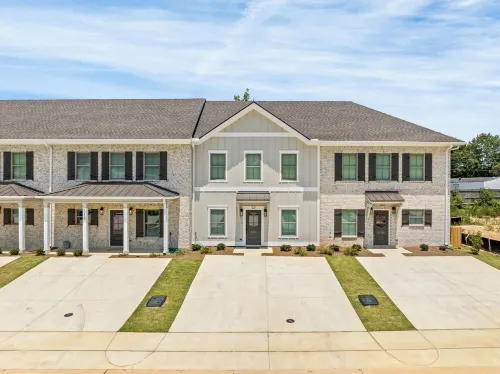 Charming 2-bedroom townhome with WiFi, minutes from Auburn University's campus