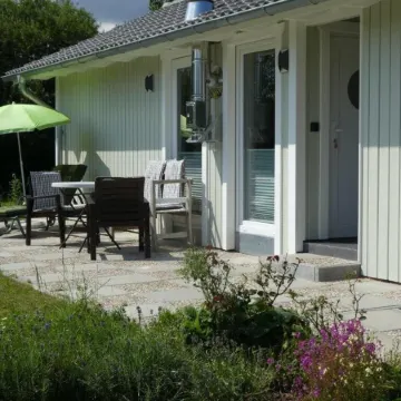 Ferienhaus Lachmöwe - Kleines, Modernes Haus, Idyllisch im Grünen Gelegen