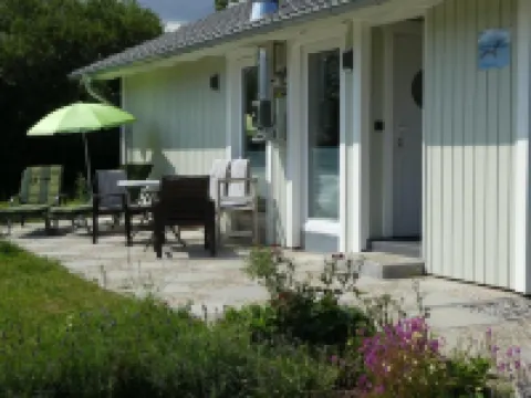 Ferienhaus Lachmöwe - Kleines, Modernes Haus, Idyllisch im Grünen Gelegen