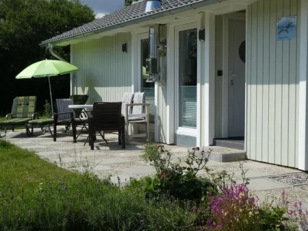 Ferienhaus Lachmöwe - Kleines, Modernes Haus, Idyllisch im Grünen Gelegen