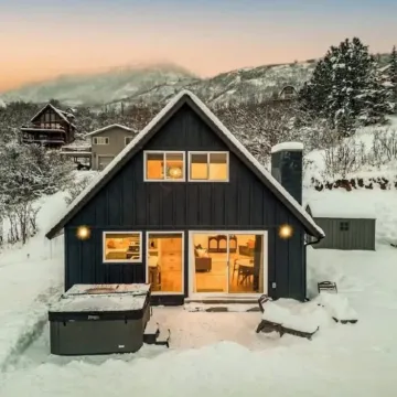 Cozy Little Cabin w/Hot Tub