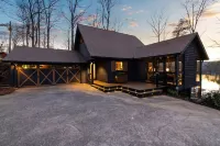 Hygge House on Lanier - the ULTIMATE lake cabin - dock, arcade, hottub, & grills