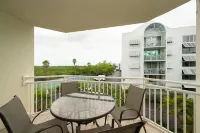 Castaway Cove: 2/2 Condo near the beach with shared pool and hot tub