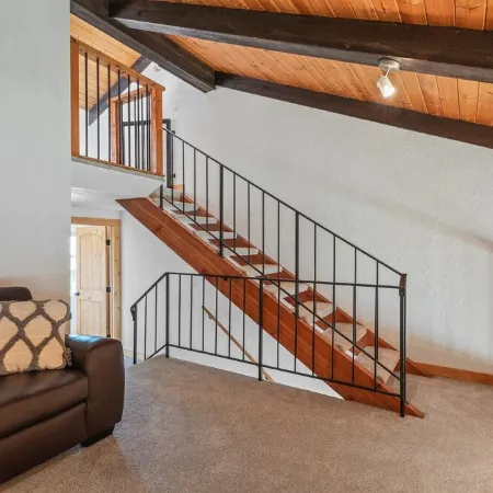 5Br/3BA Waterfront Escape-Walkable to Downtown Sandpoint & Minutes to Schweitzer