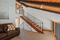 5BR/3BA Lakeside Escape –Walkable to Downtown Sandpoint & Minutes to Schweitzer