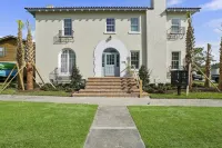 Island Luxury and Location! Walk to downtown...Nights of Lights