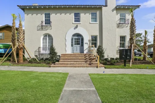 Island Luxury and Location! Between Downtown and the Beach