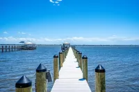 Casamigos. Luxury waterfront-Swim with Dolphins-Private Beach. Pet Friendly!