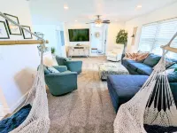 Heated pool & hottub, hanging swings, lanai, beach supplies - this is Sea la Vie