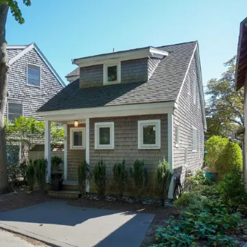 #CozyBluffs #OakBluffs #EastChop 1 BD, 1.5 bath home-Walk to Town-Ferries-Beach!