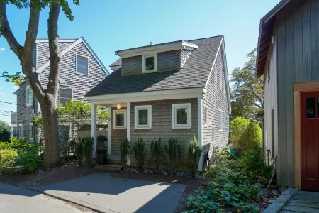 #CozyBluffs #OakBluffs #EastChop 1 BD, 1.5 bath home-Walk to Town-Ferries-Beach! Отели рядом с достопримечательностью «ЙМКА Мартас-Винъярд»
