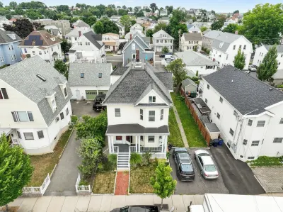 Charming New England style apartment 6 mi to downtown Boston, 4 mi to airport 노스게이트 쇼핑센터 주변 호텔