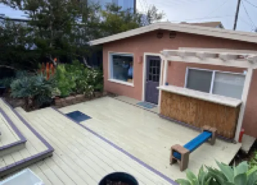 Beach House, 1 block to beach, walk to town, great outdoor space
