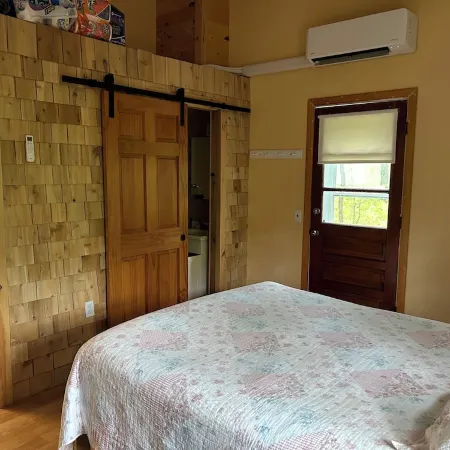 Cozy cottage 3/4 mile from Oak Bluffs harbor