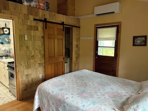 Cozy cottage 3/4 mile from Oak Bluffs harbor