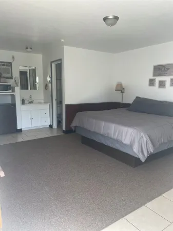 Hogan's Hideout Duplex #17 is a cozy, private Cottage