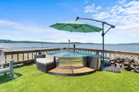 Lakeside Cottage ~ Pool, Hot tub & Private Beach Hotels in Colchester