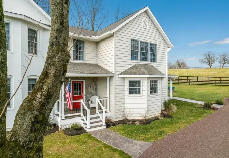 Farmhouse-Retreat Horses, Grapes & Orchards