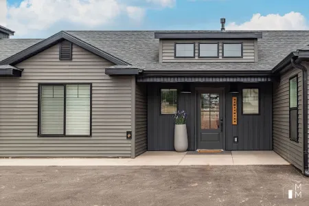 BLACK SHEEP INN Newly Constructed Hampshire #3 of 4 Units