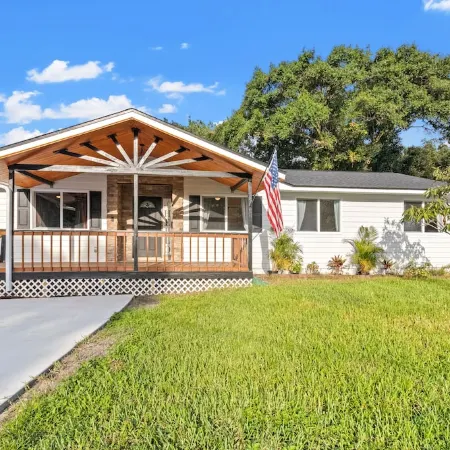 Stunning 4/2 Ranch Style Home near Tampa Bay